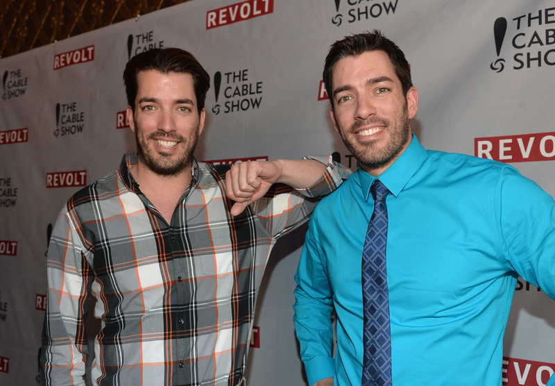 Illustration for article titled Photos of the Property Brothers Posing